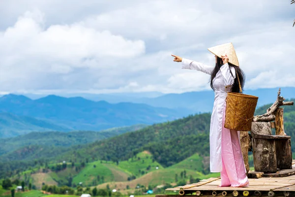 Молодая Вьетнамская Женщина Смотрит Красивые Рисовые Террасы Деревенская Культура Износ — стоковое фото