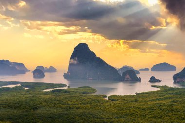 Bay Samet Nangshe. Sabahları mangrov ormanı olan denizdeki görünmeyen ada manzarası. Samet Nangshe, Phang nga, Tayland