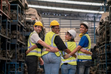 Fabrika işçilerinin birliği. Profesyonel fabrika işçileri birlikte duruyorlar..