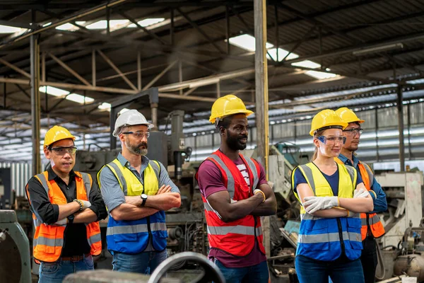 工場には労働者と労働者が立っている エンジニアリング工場に立つグループスタッフ — ストック写真