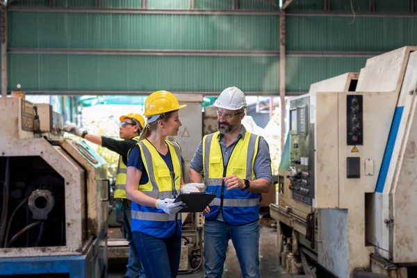 Erkekler Kadınlar Endüstriyel Fabrikalarda Çalışıyorlar Foreman Makinenin Nasıl Çalıştığını Görmek — Stok fotoğraf