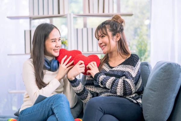 Mignonnes Jeunes Copines Asiatiques Amoureuses Souriantes Tenant Des Cœurs Rouges — Photo