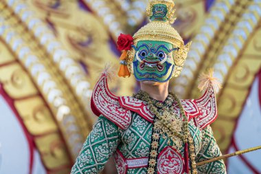 Maskeli dev dans eden khon ramayana khon Ravana. Kılıç taşıyan dev. Ramayana Hikayesi.