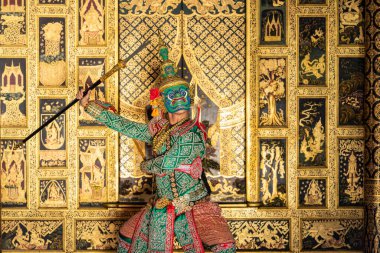 Geleneksel antik ve klasik dans gelenekleri, edebiyat ve sanat gelenekleri. Maskeli dev dans eden khon ramayana khon Ravana. Kılıç taşıyan dev. Ramayana Hikayesi.