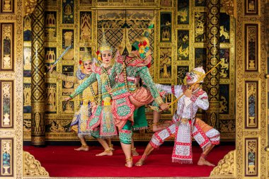 Maskeli dev dans eden khon ramayana khon Ravana ve Hanuman. Geleneksel antik ve klasik dans gelenekleri, edebiyat ve sanat gelenekleri