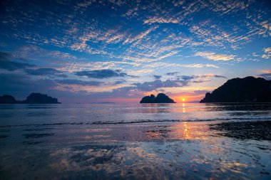 Keb Tawan Sahili, Amphoe Palian, Trang. Tayland, Trang 'daki Pak Meng Sahili' nde güzel bir gün batımı..