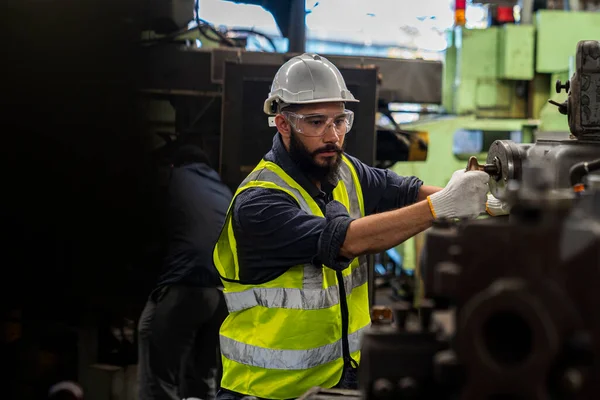 Çalışmanın Kalitesini Kontrol Eden Bir Mühendis Teknisyen Adam Çelik Fabrikasında — Stok fotoğraf
