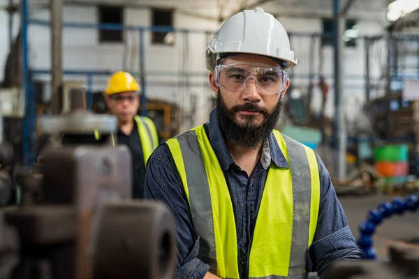 Ingegnere Con Monitor Verifica Qualità Risultato Del Lavoro Tecnico Sta — Foto Stock