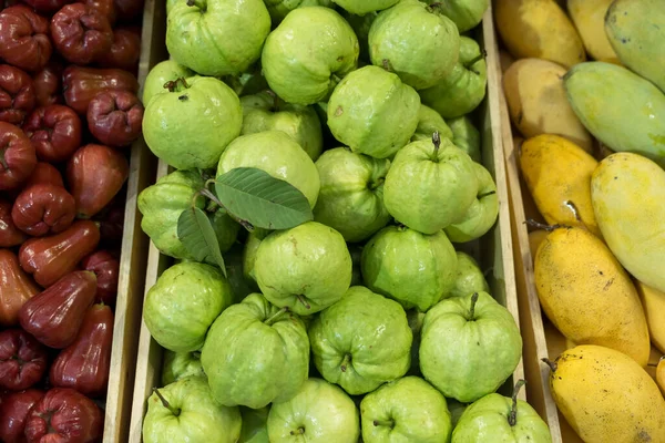  Tayland yaz meyvesi arka planı. Gül elması, Guava, Mango.