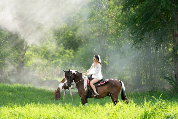 Giovane Donna Abito Bianco Con Cavallo Donna Che Cavalca Cavallo — Foto Stock