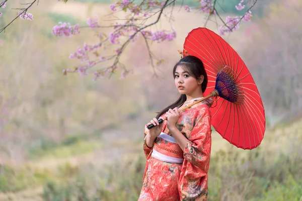 Wanita Jepang Mengenakan Kimono Merah Dan Memegang Payung Kuning Berdiri — Stok Foto