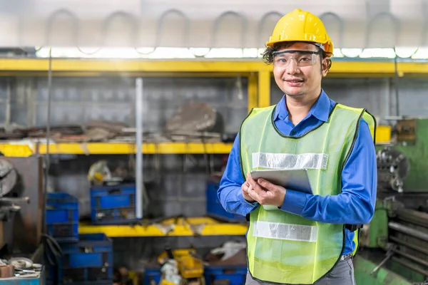 Foreman Profesyonel Teknisyen Bir Sanayi Fabrikasında Tablet Tutuyor Genç Manufactory — Stok fotoğraf