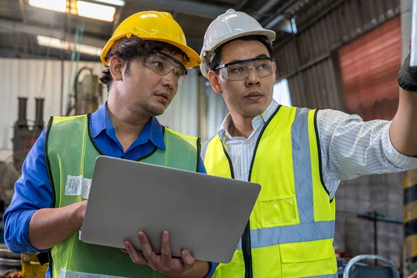 Foreman Professional Technician Holding Laptop Computer Industrial Factory Male Engineer — Fotografia de Stock