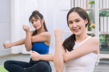 Tatilde çift aşk ve romantizm. Lezbiyen kadınlar oturma odasında egzersiz yapıyor. Kadın yogası. Spor kadını..