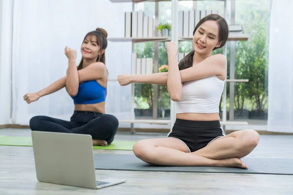Frauen Machen Yoga Übungen Schöne Frau Beobachtet Sport Auf Laptop — Stockfoto