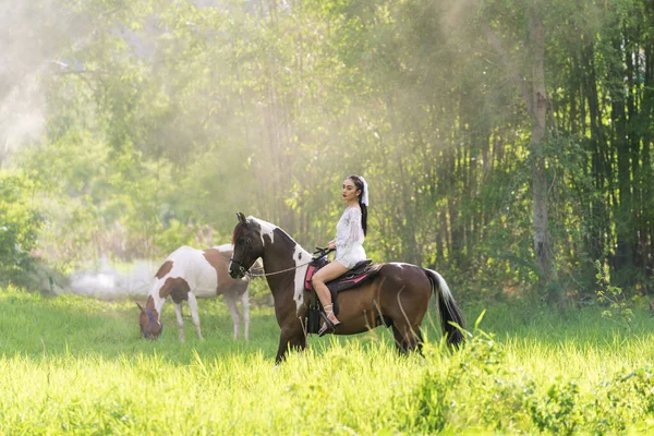 Jovem Vestido Branco Com Cavalo Mulher Montando Cavalo Vermelho Jardim — Fotografia de Stock