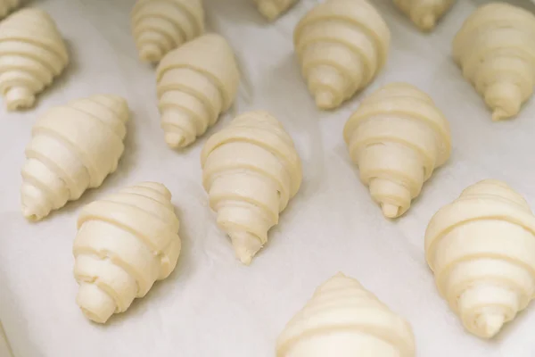 Yemek Arkaplanı Taze Yapımı Kruvasanlar Pişmemiş Geleneksel Fransız Pastasını Yakın — Stok fotoğraf