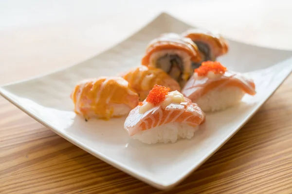 Japonské Jídlo Lososí Sushi Rýží Různé Sushi Talíři — Stock fotografie