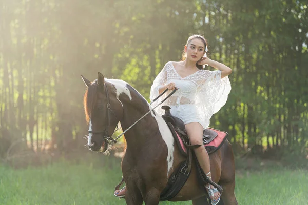 Donna Che Cavalca Cavallo Rosso Giardino Bella Sposa Vestito Cavalcando — Foto Stock