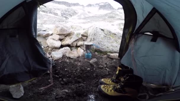 Cozinhar Dispositivo Com Incrível Paisagem Montanha Aneto Fundo Gravado Formar — Vídeo de Stock