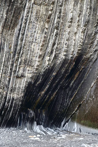 在西班牙巴斯克地区Zumaia村的Itzurun海滩上发现的疯狂岩层 称为Fysch的地质现象 的细节 Itzurun海滩是拍摄 权力游戏 镜头的地方 — 图库照片