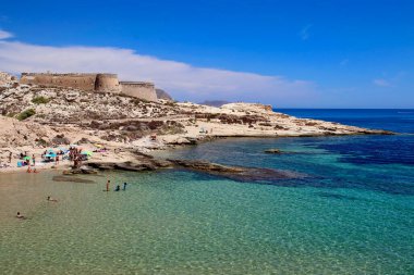 Cabo de Gata doğal parkının en güzel yerlerinden biri olan el Playazo de Rodalquilar 'ın inanılmaz manzarası, Nijar, İspanya.