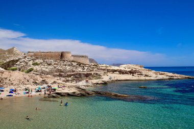 Cabo de Gata doğal parkının en güzel yerlerinden biri olan el Playazo de Rodalquilar 'ın inanılmaz manzarası, Nijar, İspanya.