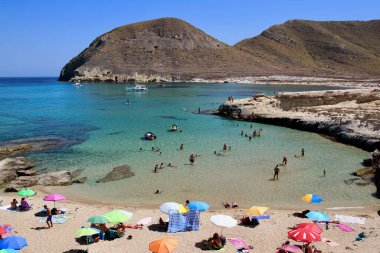 Cabo de Gata doğal parkının en güzel yerlerinden biri olan el Playazo de Rodalquilar 'ın inanılmaz manzarası, Nijar, İspanya.