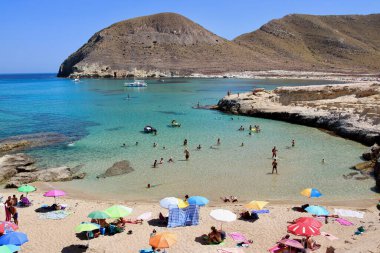 Cabo de Gata doğal parkının en güzel yerlerinden biri olan el Playazo de Rodalquilar 'ın inanılmaz manzarası, Nijar, İspanya.
