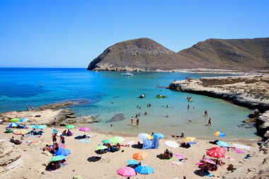 Cabo de Gata doğal parkının en güzel yerlerinden biri olan el Playazo de Rodalquilar 'ın inanılmaz manzarası, Nijar, İspanya.