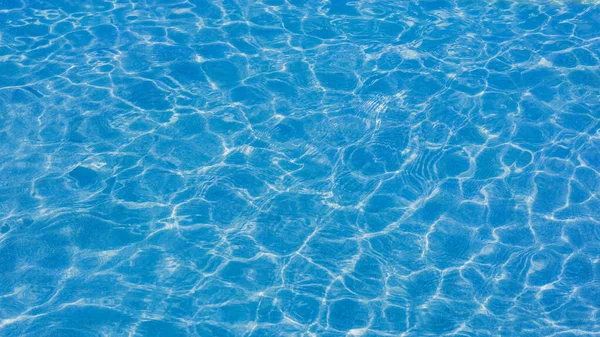 蓝水的抽象纹理 用于背景反射在大海中的蓝水表面 — 图库照片#