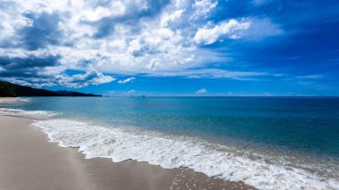 Güzel okyanus manzarası denizi ve kumlu kumsal cenneti yüksek mevsimde doğa.