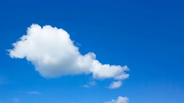 Πανοραμικός Ουρανός Και Χαριτωμένα Σύννεφα Φόντο Και Ένα Κενό Χώρο — Φωτογραφία Αρχείου