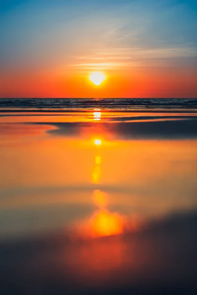 Piękny Krajobraz Ocean Letni Zachód Słońca Naturalne Tło Pionowe Zamazany — Zdjęcie stockowe