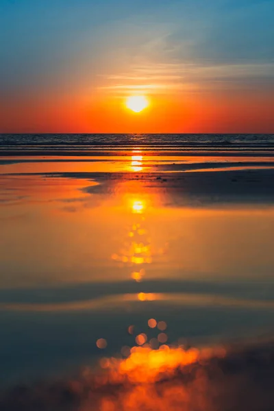 Hermoso Paisaje Océano Atardecer Verano Fondo Natural Vertical Borrosa Frente —  Fotos de Stock