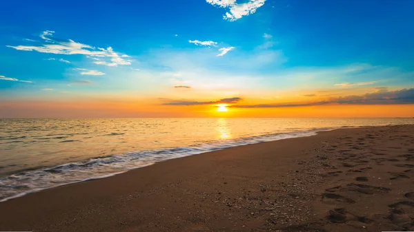 美丽的海滩落日美丽的风景海洋夏日落日自然背景暗调风格 — 图库照片#