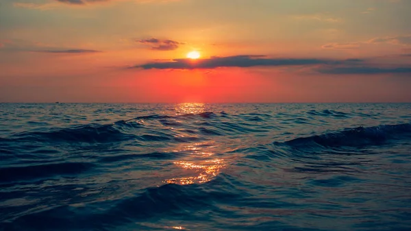 素晴らしいビーチの夕日美しい風景海の夏の夕日自然背景ダークトーンスタイル — ストック写真