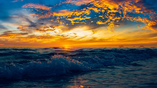 Καταπληκτικό Ηλιοβασίλεμα Παραλία Όμορφο Τοπίο Ωκεανό Καλοκαίρι Ηλιοβασίλεμα Φυσικό Φόντο — Φωτογραφία Αρχείου