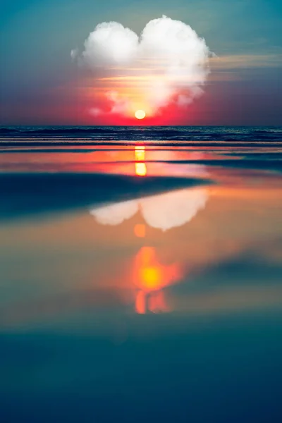 Όμορφο Τοπίο Ωκεανό Καλοκαίρι Ηλιοβασίλεμα Φυσικό Φόντο Κάθετη Θολή Μέτωπο — Φωτογραφία Αρχείου