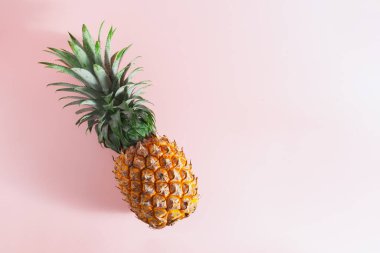 Pembe arka planda taze ananas mevsimlik tropikal meyve