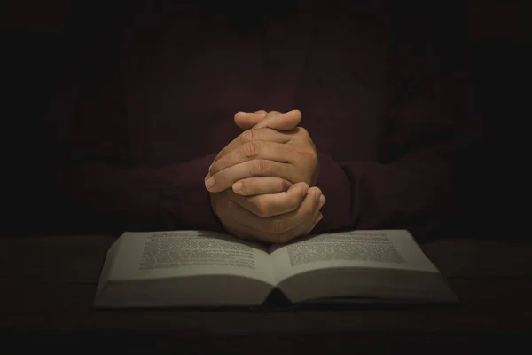 Händer Bibel Tro Gud Bibel Hängivenhet Påsk Förlåta Bibel Läsning — Stockfoto