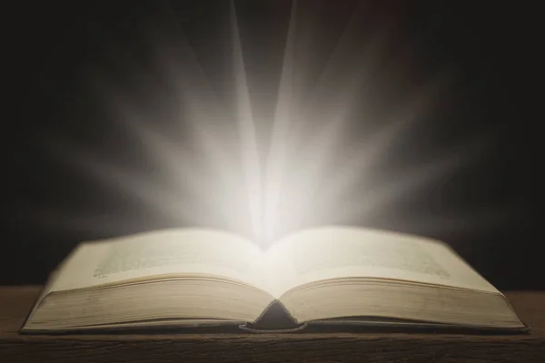 Bild Eines Antiken Buches Geöffnet Auf Einem Holztisch Mit Jahrmarktbeleuchtung — Stockfoto