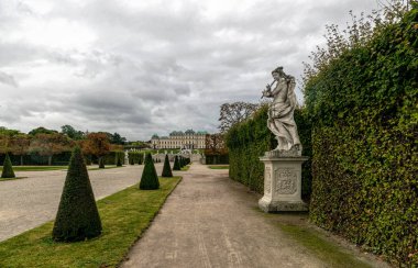 Viyana, Avusturya - 06 Ekim 2021: Avusturya 'nın başkenti Viyana' daki Belvedere Sarayı 'nın parkındaki muhteşem şatafatlı şelaleler ve görkemli antik heykeller
