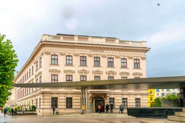 Viyana, Avusturya - 06 Ekim 2021: Avusturya 'nın başkenti Viyana' da Arşidük Albrecht 'in sarayında bulunan ünlü Albertina Galerisi' nin cephesi