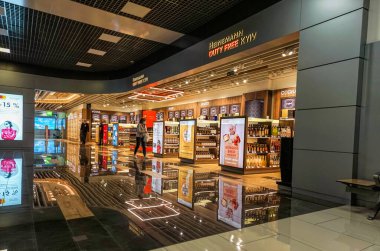 Kyiv, Ukrayna - 05 Ekim 2021: Ukrayna 'nın Kyiv kentindeki İgor Sikorsky Havalimanı' nda vergisiz bölgede alkol deposu. Pahalı alkollü içecekler ve lüks parfümler satışı