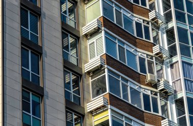 Yeni bir apartmanın ön cephesi. Konut inşaatı