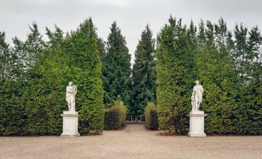 Viyana 'da sonbahar parkı ve mermer antik heykeller, Schonbrunn