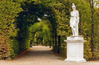 Viyana 'da sonbahar parkı ve mermer antik heykeller, Schonbrunn