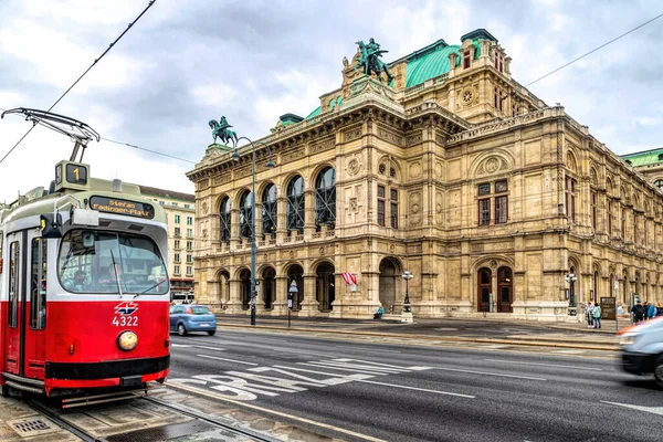 Viena Áustria Outubro 2021 Imponente Luxuoso Desvanecimento Arqueado Ópera Viena — Fotografia de Stock