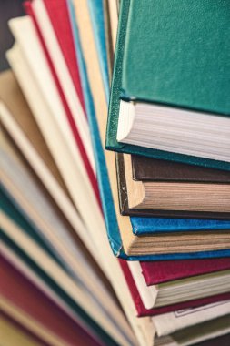 Eski bir kitabı açtım. Boş zamanlarımda okuyorum.